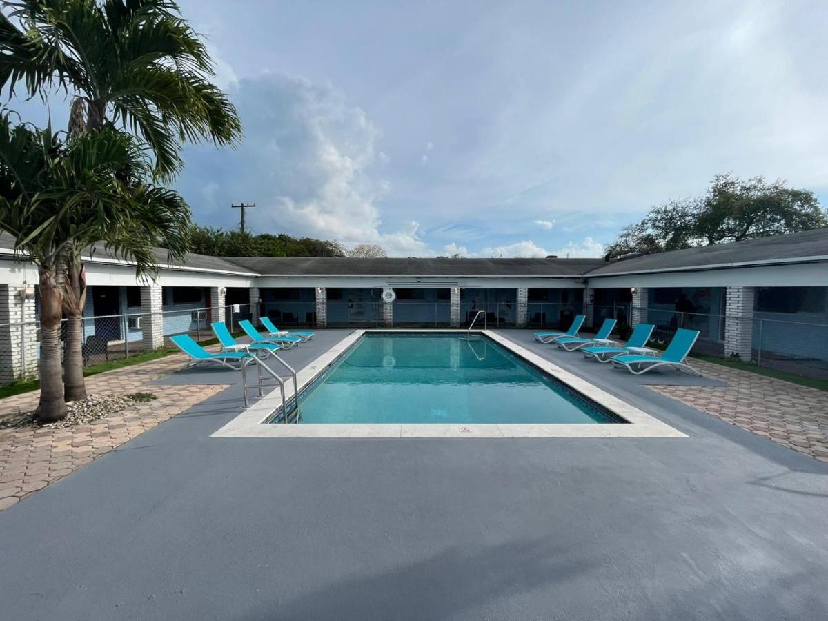 Hollywood Gardens Inn & Suites ภายนอก รูปภาพ
